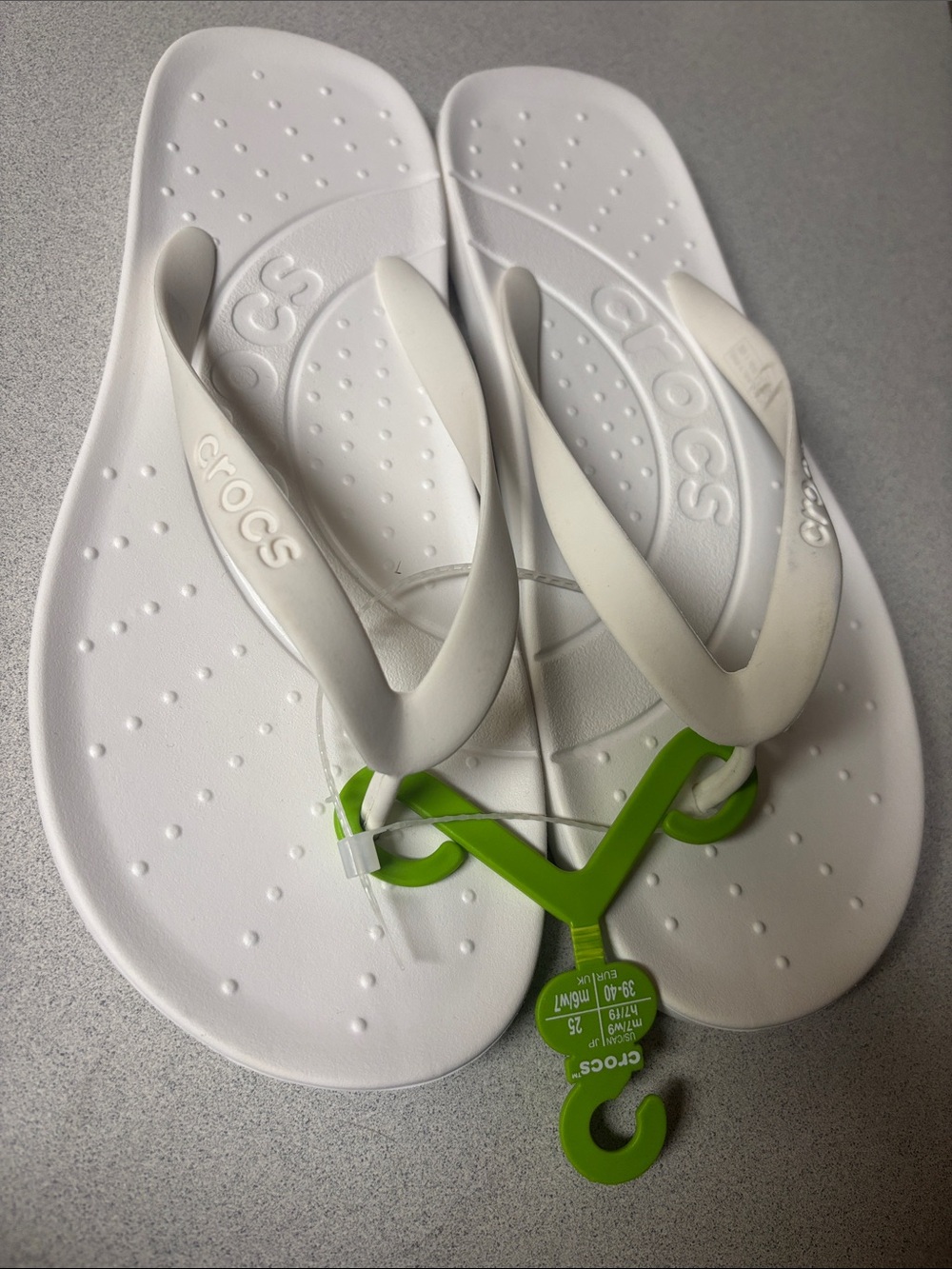BNWT WOMENS CROCS White Flip Sandals SIZE M7/W9